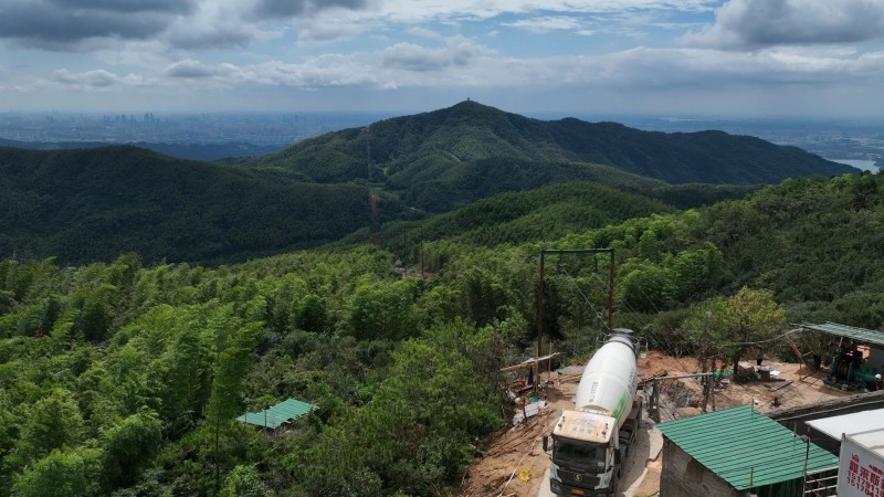 【大湾主推】梅岭云端景区索道下站至上站线路支架基础结构建设进度已经过半