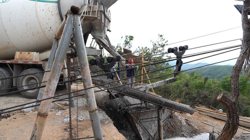 【大湾主推】梅岭云端景区索道下站至上站线路支架基础结构建设进度已经过半